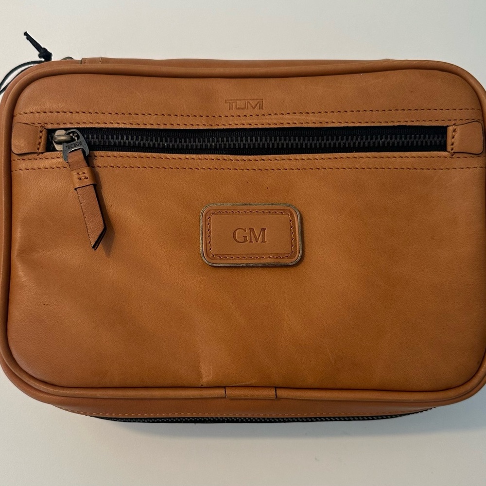 NWT - TUMI - LARGE Toiletries/ Cosmetic Travel bag - 100% leather